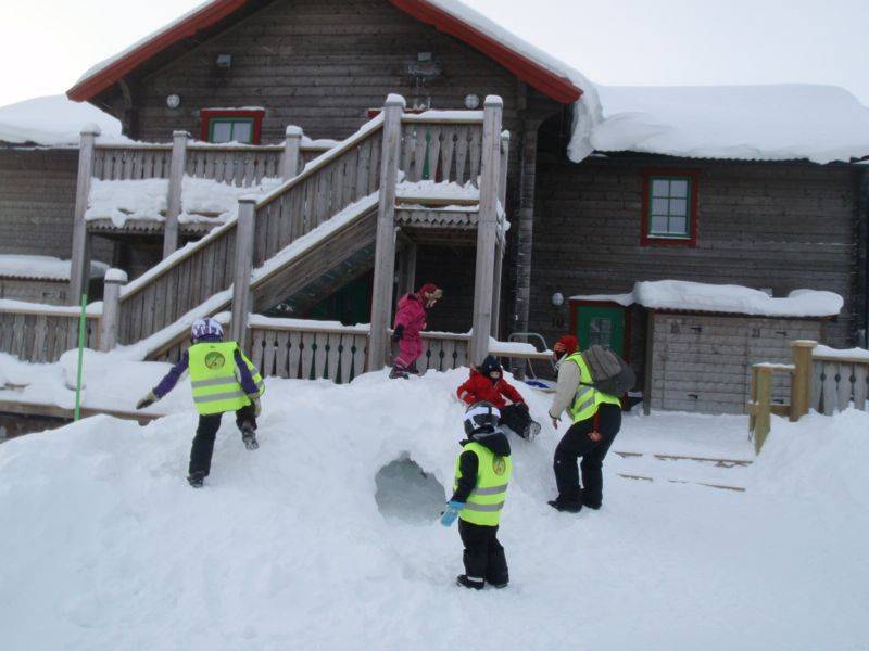 I snöhögen utanför huset