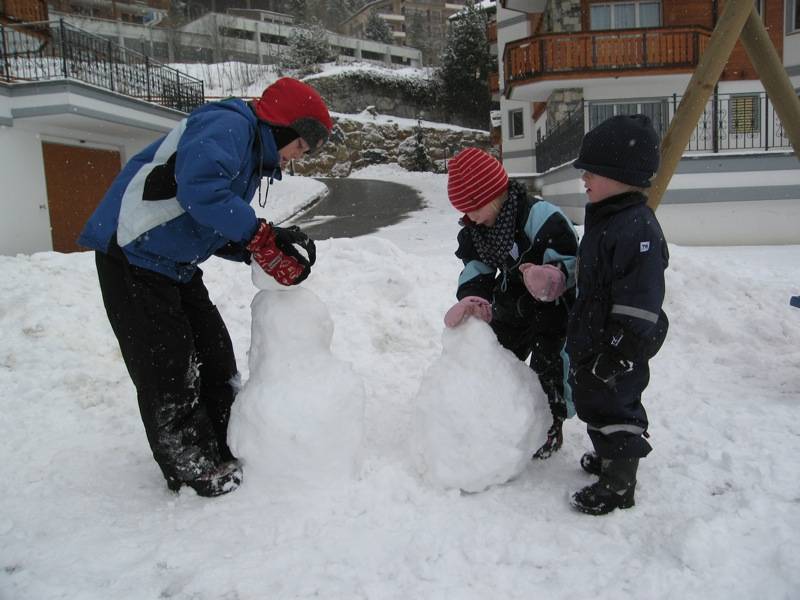 Här byggs det snögubbar